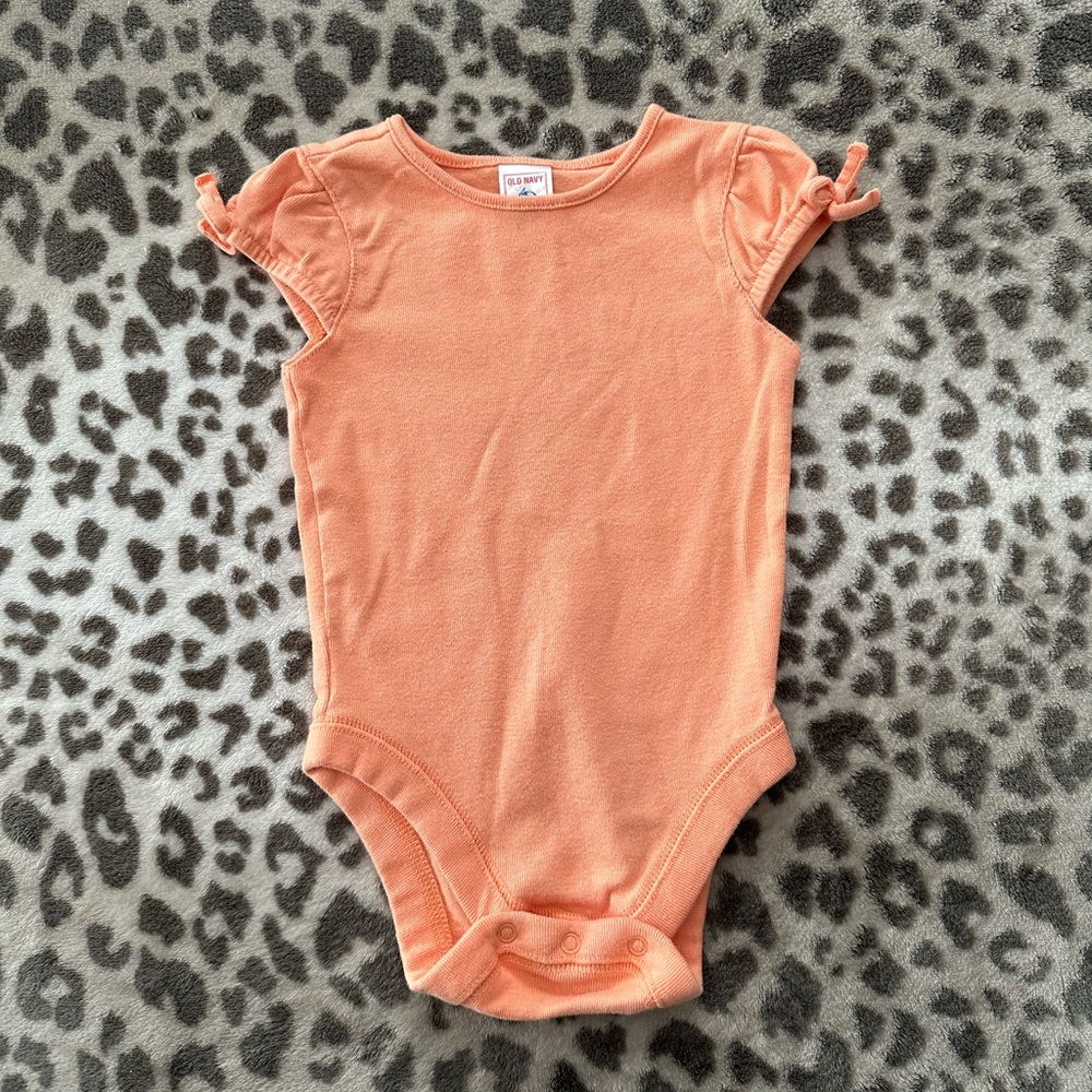 2006 Old Navy Short Sleeve Bodysuit Onesie in Peach Orange Size 6-12 months